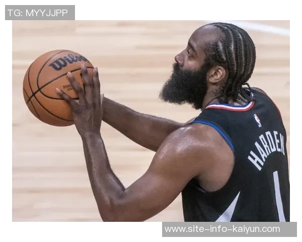 哈登首节表现起伏不定9投4中贡献12分4篮板1助攻但失误频频影响球队节奏
