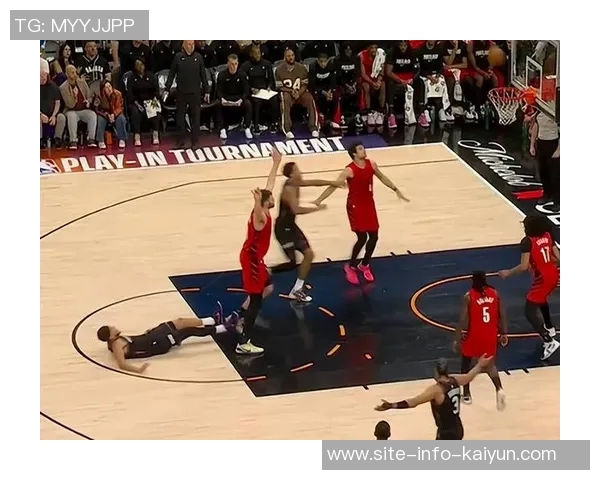 曾凡博防守贾里德巴特勒失误被罚犯规瞬间回顾